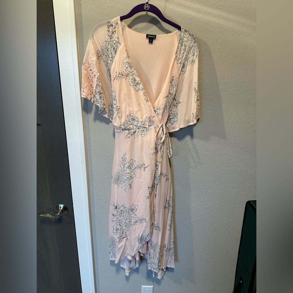 Torrid size 1 Wrap midi dress. Pink floral